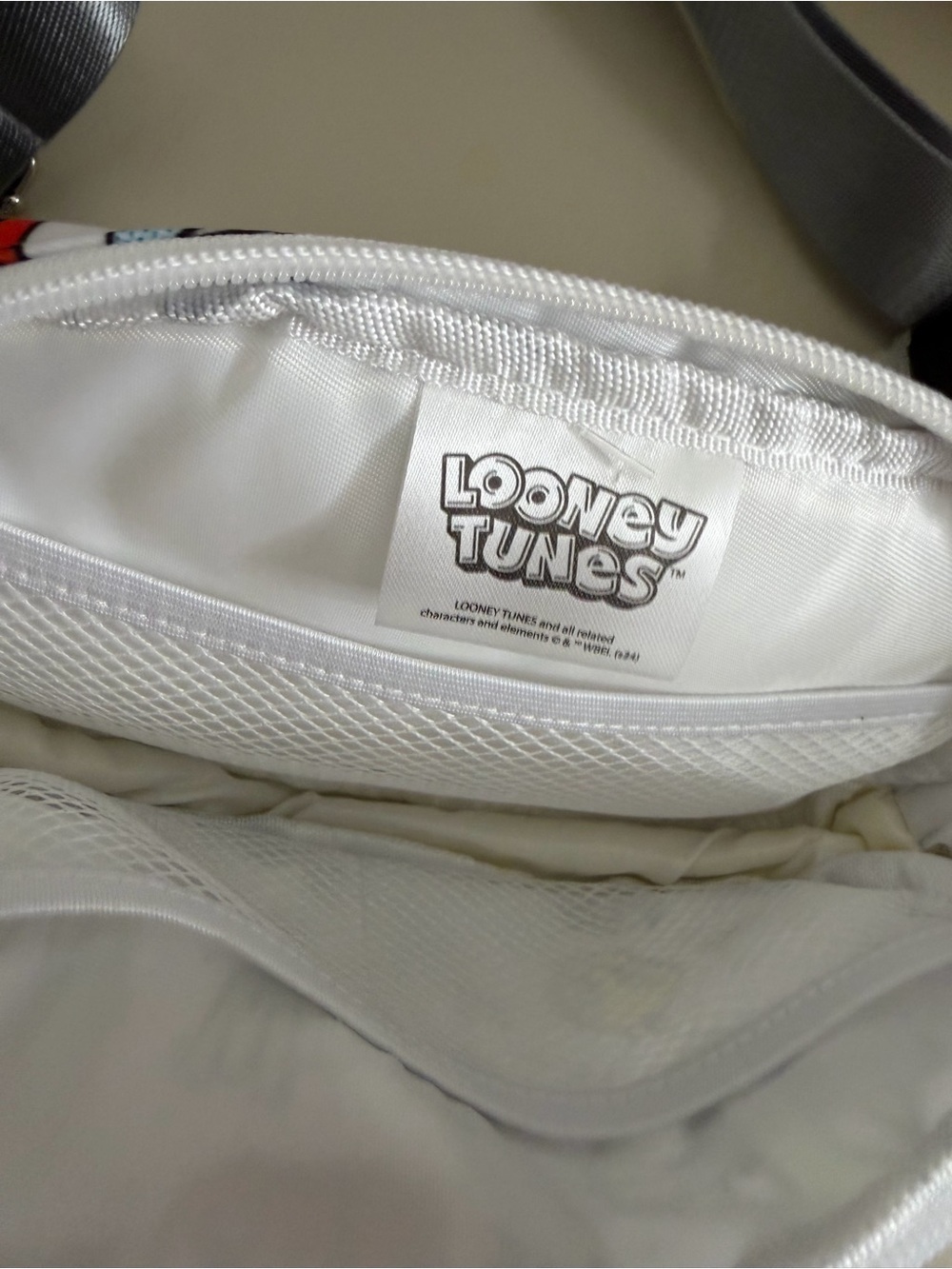 NWOT LOONEY TUNES EXCLUSIVE BELT BAG - Picture 2 of 3